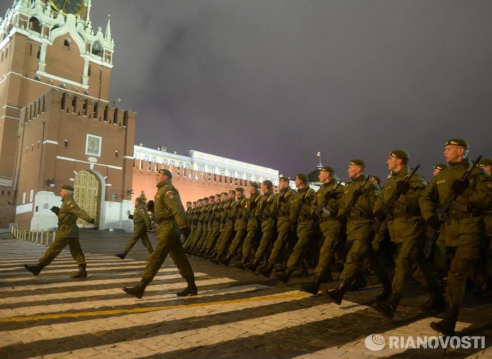 Ngày Chiến thắng được coi ngày kỷ niệm chiến thắng hoàn toàn của các nước Đồng Minh chống Phát xít. Theo truyền thống từ ngày 9 /5/1947 tới nay, các lễ duyệt binh tại Moscow luôn được tổ chức tại Quảng trường Đỏ, lấy Lăng Lênin làm lễ đài và lấy Điện Kremlin- biểu tượng quyền lực chính trị của nước Nga - làm hậu cảnh chính.