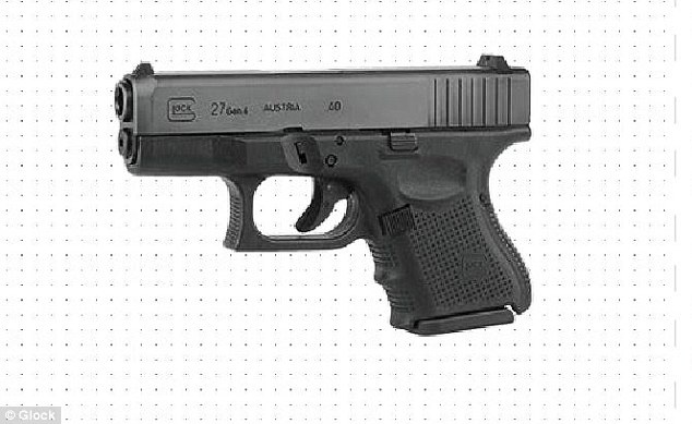 Ban chet chau trai trong luc thu sung hinh anh