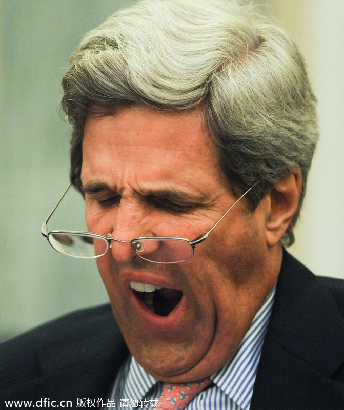 Thượng nghị sĩ và nay là Ngoại trưởng Mỹ John Kerry không thể cưỡng lại cơn buồn ngủ trong một phiên điều trần của Ủy ban Thương mại Thượng viện về vấn đề bảo mật cho người tiêu dùng khi bỏ phiếu trực tuyến ở Đồi Capitol, thủ đô Washington DC. Ảnh: icpress.cn.