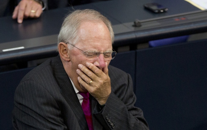Bộ trưởng Tài chính Đức Wolfgang Schaeuble ngáp ngủ trong một phiên họp đặc biệt của Quốc hội Đức tại thủ đô Berlin ngày 19/7/2012. 