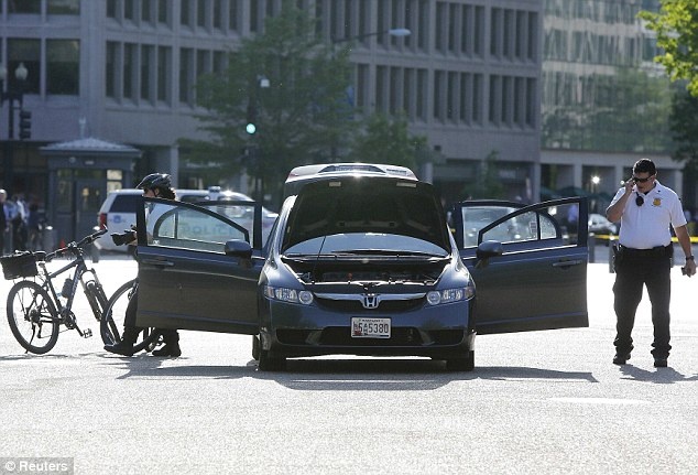 Cảnh sát đang kiểm tra chiếc xe bên ngoài cổng Nhà Trắng. Ảnh: Reuters.