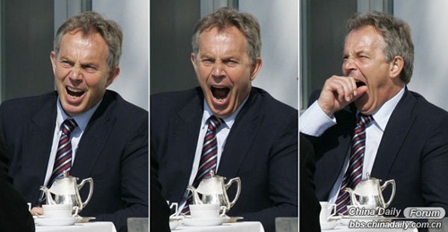 Cựu Thủ tướng Anh Tony Blair  không giấu được sự mệt mỏi  trong kỳ họp thượng đỉnh của nhóm G8 diễn ra tại khu nghỉ dưỡng Heiligendamm, Đức vào năm 2007. 