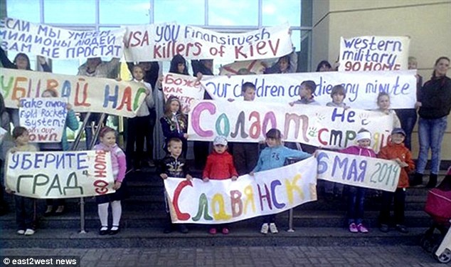 Giữa bối cảnh các cuộc chạm trán giữa quân đội Ukraina và những người ủng hộ Nga đang dâng cao tại thành phố cảng Slaviansk, trẻ em trở thành “những con tốt” trong bàn cờ chiến tại đây. Ảnh: East2West News.