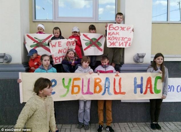 Tre em chan binh si bang khau hieu o mien dong Ukraina hinh anh