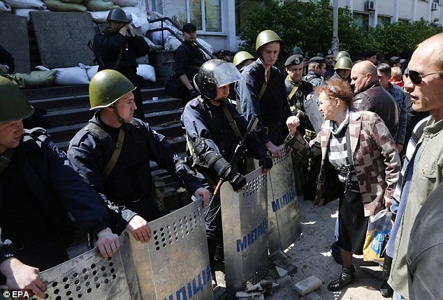 Một người ủng hộ ủng hộ Moscow tỏ rõ sự thách thức trước cảnh sát Ukraina tại thành phố Mariupol - nơi sinh sống của nửa triệu người nói tiếng Nga. Ảnh: EPA.