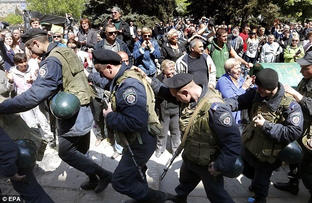 Kênh Channel 5 của Ukraina đưa tin, ngày 7/5, lực lượng vệ binh quốc gia Ukraina đã chiếm giữ trung tâm hành chính tại thành phố cảng Mariupol, nơi những người biểu tình thân Nga chiếm đóng. Ảnh: EPA.