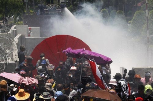 Cang thang tang vot, canh sat Thai xa voi rong dep bieu tinh hinh anh