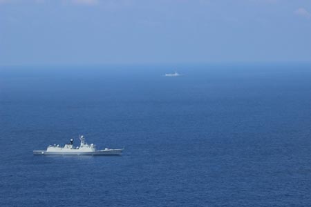 Soai ham My doi mat hai tau Trung Quoc tren Bien Dong hinh anh