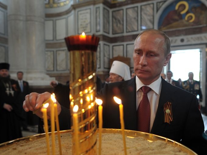 Trước đó, cũng trong ngày 9/5, nhà lãnh đạo Nga chủ trì lễ duyệt binh lớn nhất trong nhiều năm qua tại Moscow. Các xe tăng, máy bay và tên lửa đạn đạo liên lục địa lần lượt xuất hiện gợi nhắc thế giới đến sự quyết tâm của ông Putin trong việc khôi phục sức mạnh toàn cầu của Nga, 23 năm sau khi Xô Viết tan rã. Trong ảnh: Tổng thống Putin thắp nến bên trong một nhà thờ tại thành phố Sevastopol. Ảnh: Getty.