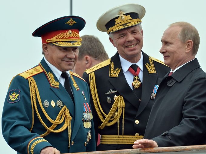 Ông Putin trò chuyện với Bộ trưởng Quốc phòng Nga Sergei Shoigu (trái) trong chuyến thăm Crimea tại cảng Sevastopol – quê hương của Hạm đội Biển Đen. Ảnh: Getty.