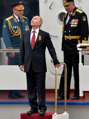 Tổng thống Nga Vladimir Putin hôm 9/5 đã bất ngờ tới Crimea để tham dự các hoạt động mừng chiến thắng phát xít tại thành phố Sevastopol. Đây là chuyến thăm đầu tiên của Tổng thống Nga tới Crimea kể từ khi bán đảo này chính thức sáp nhập vào Nga sau cuộc trưng cầu dân ý hồi cuối tháng 3. Ảnh: Getty.