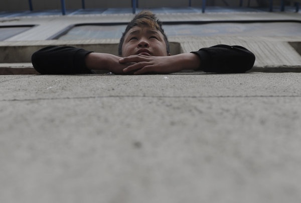 Xiaoshuai, 17 tuổi, cho biết bố mẹ cậu đã ly dị khi cậu còn rất nhỏ. Năm cậu lên 4, mẹ cậu bỏ nhà đi. 6 năm sau, cha cậu cũng rời bỏ cậu.