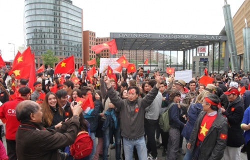 Chiều ngày 11/5 (theo giờ địa phương), tại quảng trường Posdamer ở thủ đô Berlin, Liên hiệp người Việt toàn Liên bang Đức đã tổ chức mít tinh, biểu tình trong ôn hòa để phản đối Trung Quốc với sự tham gia của khoảng 5.000 kiều bào sinh sống ở Berlin và trên toàn nước Đức.