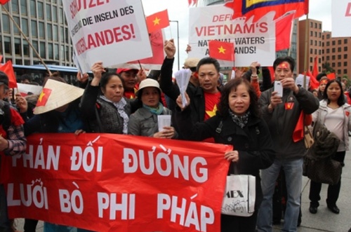 Hang ngan kieu bao Duc phan doi hanh dong cua Trung Quoc hinh anh