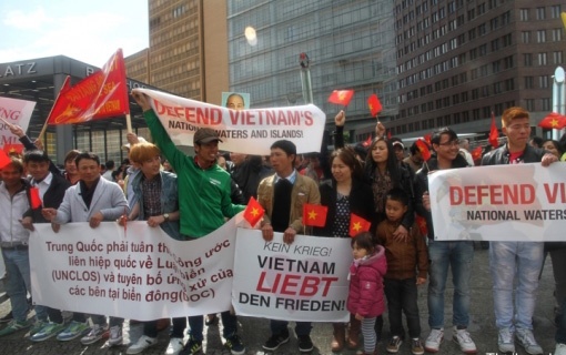 Mặc dù thời tiết không thuận lợi, đang mít tinh thì trời bất ngờ đổ mưa, nhưng các kiều bào vẫn sát vai bên nhau, đồng lòng lên tiếng phản đối hành động ngang ngược của Trung Quốc bằng những khẩu hiệu như: “Trung Quốc phải tuân thủ công ước Quốc tế về biển năm 1982”, “Hoàng Sa, Trường Sa là của Việt Nam”, “Việt Nam luôn yêu hòa bình”, “Trung Quốc không được xâm phạm lãnh hải và vùng đặc quyền kinh tế của Việt Nam”, “Giàn khoan HD-981 ra khỏi lãnh hải và vùng đặc quyền kinh tế của Việt Nam”,…đồng thời, hát vang Quốc ca và các bài hát như “Nối vòng tay lớn”,