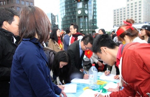 Tất cả kiều bào tham gia biểu tình cũng đã ký tên vào bản kiến nghị phản đối Trung Quốc xâm phạm chủ quyền vùng biển của Việt Nam.