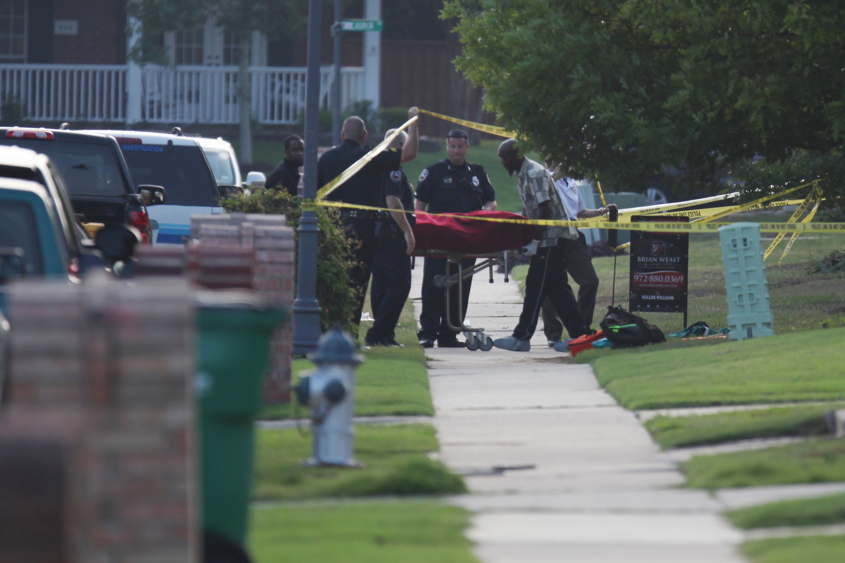 Cảnh sát đưa các thi thể ra khỏi hiện trường. Ảnh: Dallasnews.com