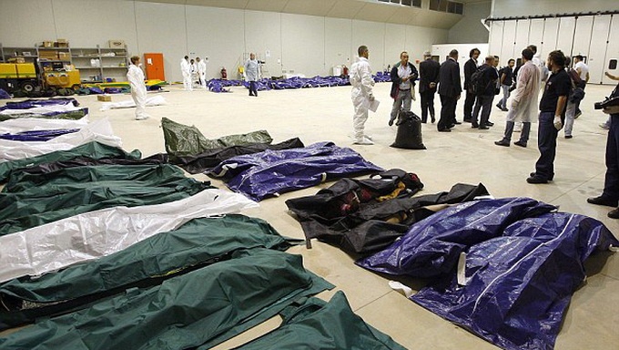 Tau cho 400 nguoi chim tren Dia Trung Hai hinh anh