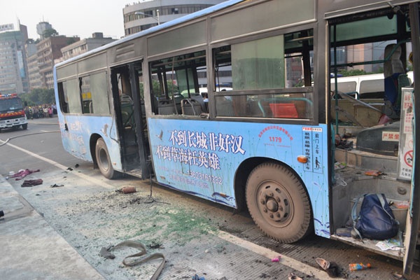 Xe bus no o Trung Quoc, 77 nguoi bi thuong hinh anh