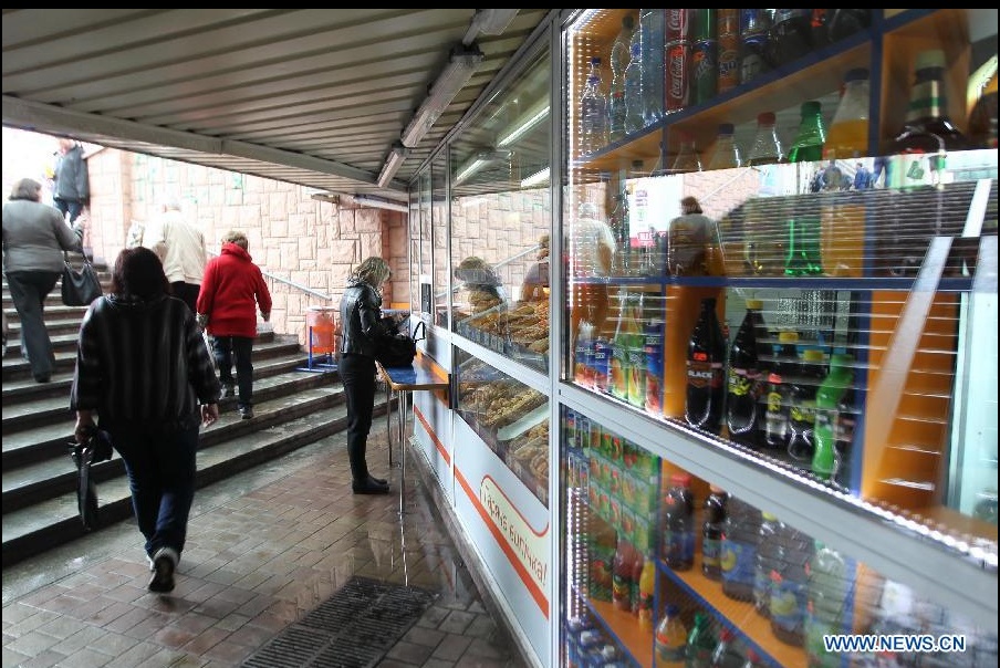 Một số người dân thành phố Donetsk mua thực phẩm tại cửa hàng.