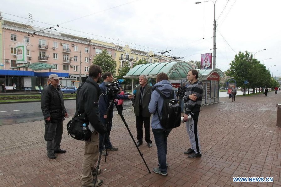 Một số nhà báo phương Tây phỏng vấn những người dân địa phương trên phố.