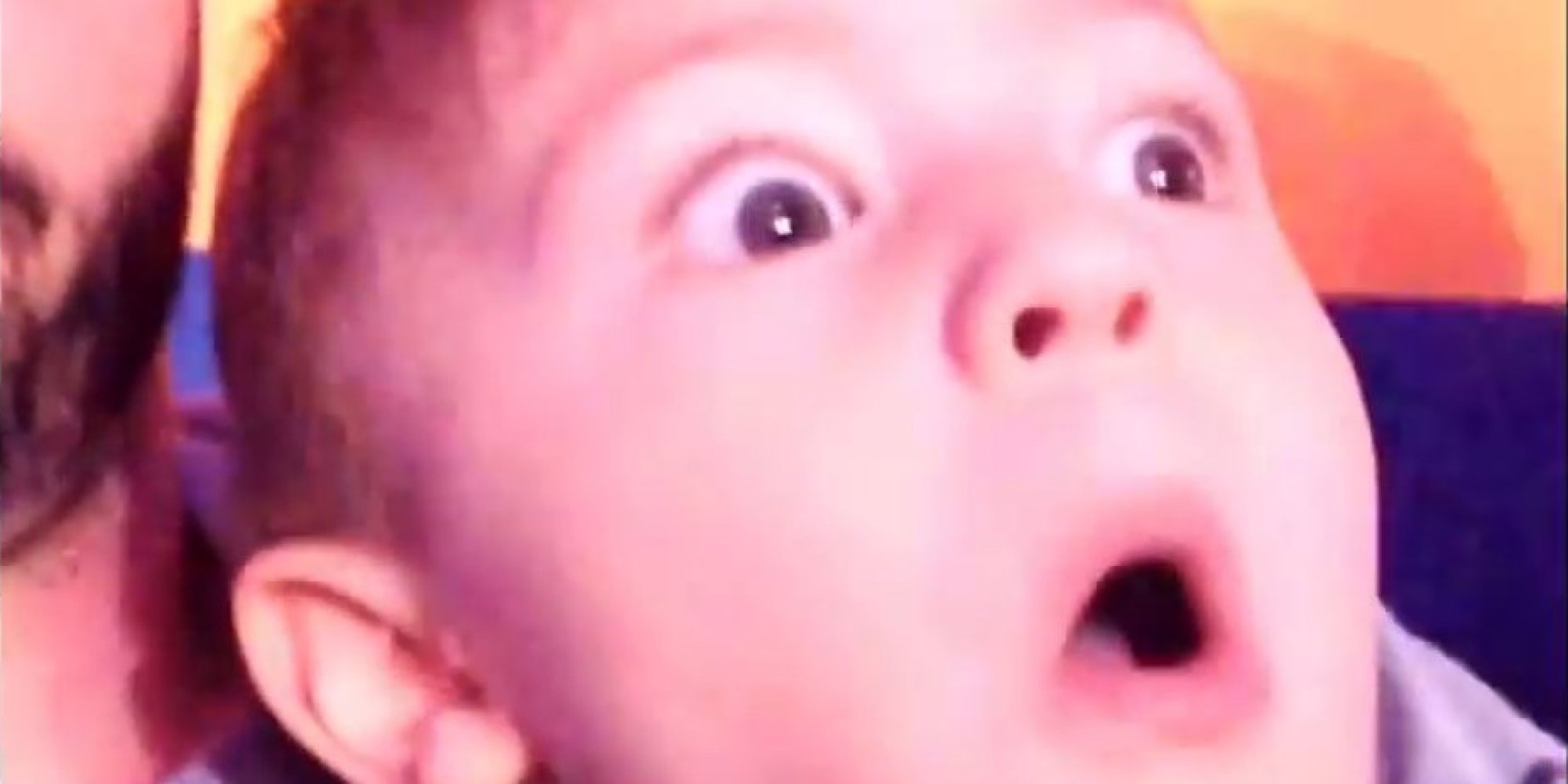 Be trai ha hoc mom khi xem phao hoa hinh anh