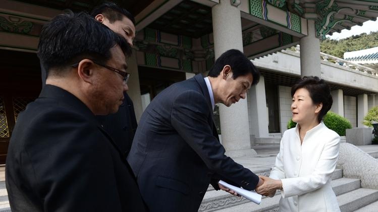 Tong thong Han xin loi than nhan hanh khach tau Sewol hinh anh