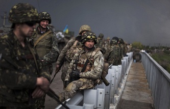 Lực lượng Vệ binh quốc gia đã chặn các tuyến đường từ trung tâm thành phố Kramatorsk tới Slaviansk. “Các thanh niên ở độ tuổi từ 20 đến 36 sẽ rất khó để lái xe tới Slaviansk. Quân đội tiến hành khám xét thân thể của những người qua trạm kiểm soát, thậm chí là cả phụ nữ”, người phát ngôn của Ilya cho biết. Ảnh: Itar-Tass