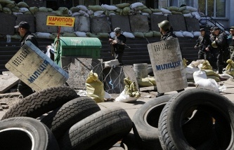 Cảnh sát cho biết, các cuộc tuần tra tại hai thành phố Mariupol và Makeevka đã ngăn chặn các tội ác, bao gồm nạn cướp bóc. Thành phố Mariupol thuộc vùng Donetsk với khoảng 495.000 người dân chìm trong bạo loạn từ cuối tuần trước kể từ sau các cuộc đụng độ giữa cảnh sát và lực lượng biểu tình. Ít nhất 7 người đã thiệt mạng tại đây. Ảnh: Itar-Tass.