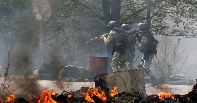 Hôm 15/5, quyền Tổng thống Ukraina Oleksandr Turchynov cho biết, quân đội nước này đã phá hủy hai căn cứ quân sự của lực lượng ly khai tại ngoại ô Kramatorsk - khu vực cách đường biên giới Nga 95 m - và tại thành phố gần Slaviank vào đêm 14/4. Theo Bộ Quốc phòng Ukraina, hai đợt tấn công không dẫn đến thương vong. Ảnh: Itar-Tass.