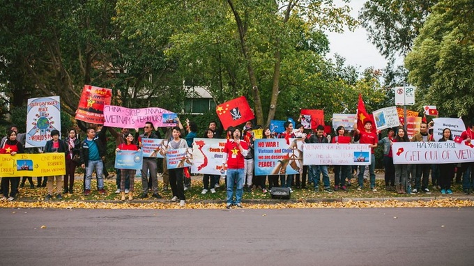 Theo bạn Trọng Hiền, hiện đang sống ở Melbourne, có khoảng từ 250 - 300 người Việt, gồm du học sinh, Việt kiều và cả người Úc đã cầm cờ Việt Nam và cờ Úc, giương cao biểu ngữ yêu cầu Trung Quốc tôn trọng Công ước Liên Hiệp Quốc về luật biển, yêu cầu Trung Quốc rút giàn khoan Hải Dương 981 ra khỏi vùng biển Việt Nam.