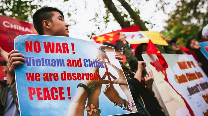 Hội sinh viên Việt Nam ở Melbourne đã chuẩn bị 200 tờ rơi cùng nhiều biểu ngữ phản đối Trung Quốc xâm phạm chủ quyền biển của Việt Nam. Hai đài truyền hình lớn nhất của Úc là ABC và SBS đã thu hình và đưa tin về buổi tuần hành.