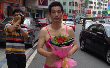 Nam thanh nien mac bikini hong de cau hon ban gai hinh anh