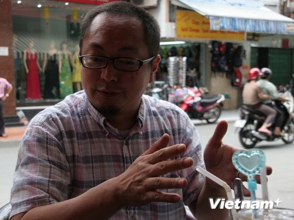 Murayama trò chuyện với phóng viên Vietnam+ trong một dịp đến Thành phố Hồ Chí Minh. Ảnh: Vietnamplus.