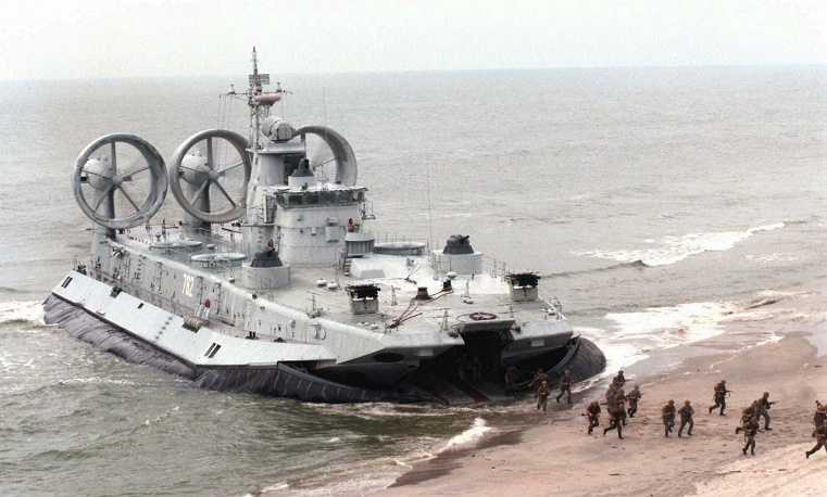 Hạm đội Baltic của Nga được thành lập ngày 18/5/1703. Ban đầu, hạm đội chỉ là một đội gồm 30 tàu nhỏ với lính của trung đoàn Preobrazhensky và Semyonovsky, dưới sự chỉ huy của hoàng đế Peter the Great, đã dành chiến thắng đầu tiên trước hải quân Thuỵ Sỹ. Họ đã chiếm hai tàu chiến của Thuỵ Sĩ là Gedan và Astrild ở cửa sông Neva. Tất cả những người tham gia trận chiến đều được tặng huy chương đặc biệt với câu nói nổi tiếng 