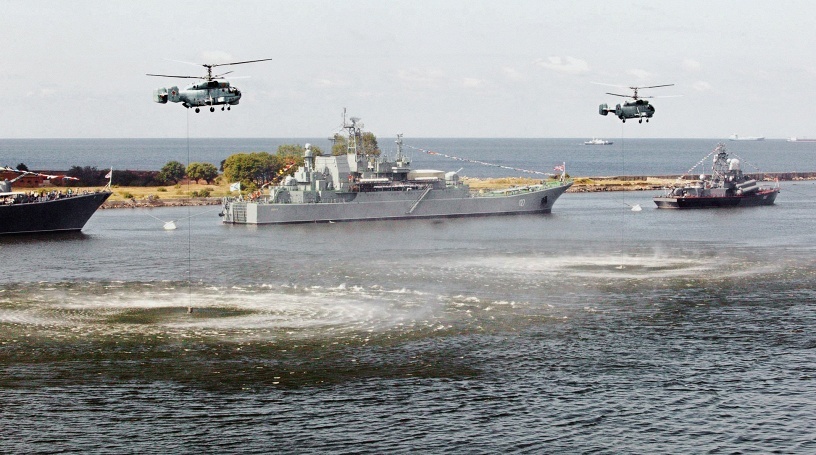 Trước đêm diễn ra lễ kỉ niệm đặc biệt, tàu cỡ lớn Minsk của hạm đội cũng đã trở về thành phố Baltiysk sau thời gian dài làm nhiệm vụ ở Địa Trung Hải. Trong 10 tháng vừa qua, chiếc tàu này đã di chuyển qua hơn 35.000 dặm đường biển. Ảnh: Itar-Tass.