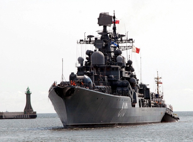 Tối 18/5, 11 tàu quân sự từ các căn cứ ở Kronshtadt và Baltiysk tham gia lễ diễu hành tại Vịnh Kronshtadt Bay. Tất cả các tàu đều được trang bị đầy đủ ánh sáng để các quan khách có thể tận mắt chứng kiến một buổi lễ kỷ niệm tuyệt đẹp. Ảnh: Itar-Tass.