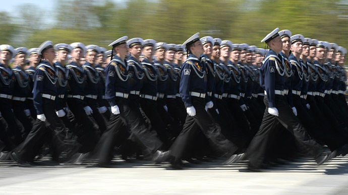 Hơn 500 thủy thủ của đội tàu và các đơn vị tuần duyên của hạm đội đã tham gia cuộc diễu binh. Trong bài phát biểu, chỉ huy kiêm phó đô đốc Viktor Kravchuk khẳng định, hạm đội Baltic là một thành trì vững chắc ở phía tây nước Nga với nhiệm vụ đảm bảo sự ổn định về mặt quân sự và chính trị của đất nước và lợi ích quốc gia. Ảnh: RIA Novosti.