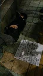 Bức ảnh đăng tải trên mạng về người ăn xin với tấm bìa đăng tin tuyển dụng. Ảnh: wantchinatime.com