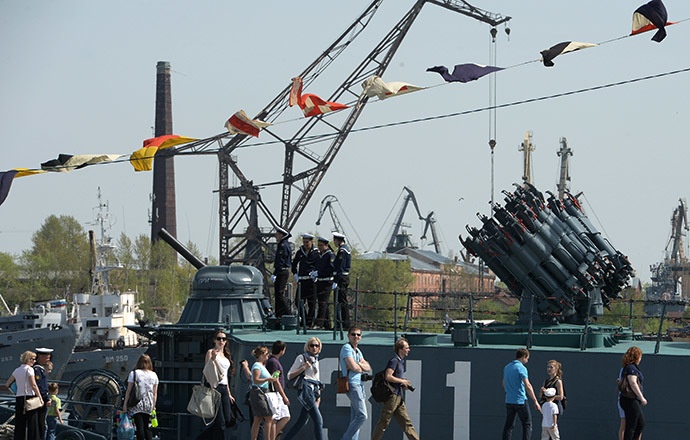 Các quan khách trong lễ kỷ niệm đã tới thăm quan các tàu chiến, các loại vũ khí tối tân và vũ khí hạng nặng hiện nay. Hệ thống tên lửa phòng không S-300, xe bọc thép chở bộ binh APC-82a, tàu phóng ngư lôi và các phương tiện cấp cứu xuất hiện trong các cuộc trưng bày tại buổi kỷ niệm. Ảnh: RIA Novosti.