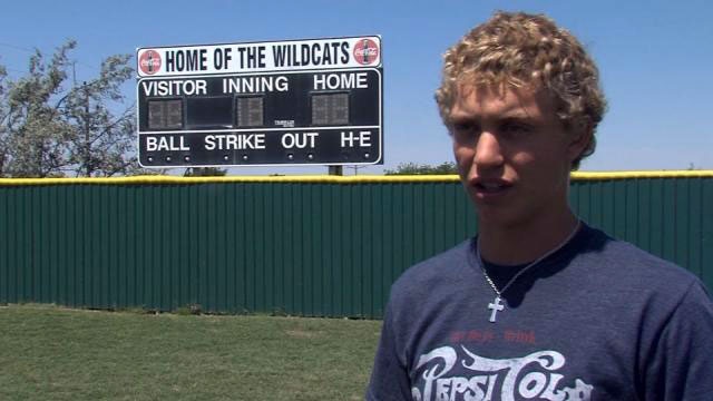 Sinh vien 18 tuoi nham chuc thi truong hinh anh