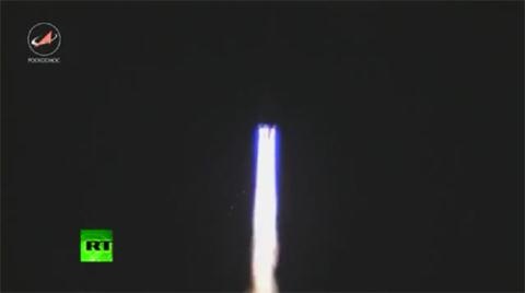 Tên lửa Proton-M mang theo vệ tinh Express-AM4R rơi sau ngay khi rời bệ phóng . Ảnh: RT