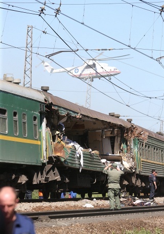 Ông Vadim Andronov, điều phối viên cứu nạn nói với hãng tin ITAR-TASS rằng: “Một trong số những toa tàu chở khách bị các toa trần tàu chở hàng cán lên. Nhân viên cứu hộ đang cố gắng kéo những hành khách bị thương ra ngoài”.