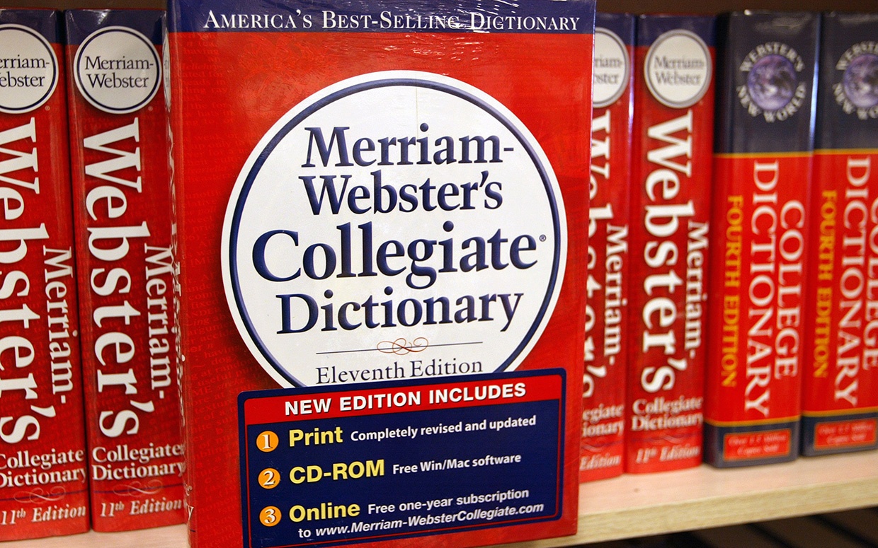 Cuốn từ điển giấy Merriam-Webster. Ảnh: parade.condenast.com.