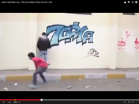 Nam thanh nien quay roi moi nguoi tren pho hinh anh