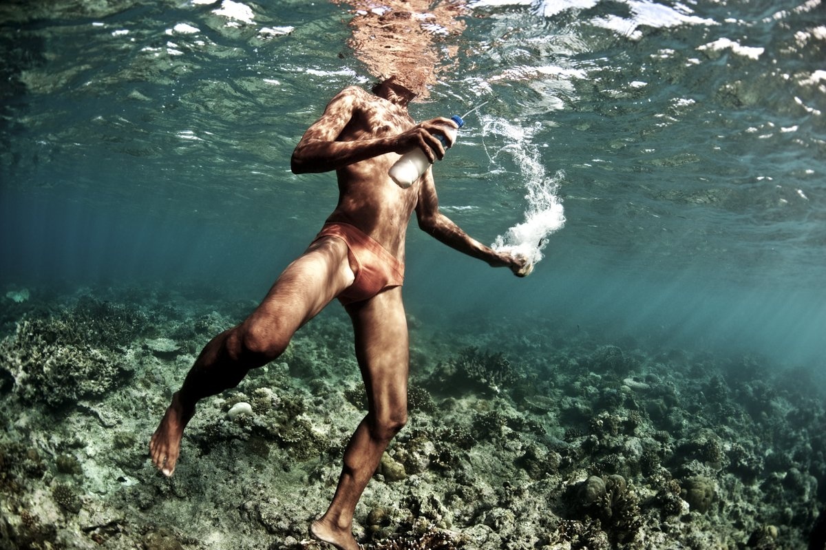 Ngoài ra, dân Bajau còn dùng chất hóa học Kali Xyanua để bắt cá. Những cách thức đánh bắt nguy hiểm này đã làm biến mất nhiều rặng san hô quý.