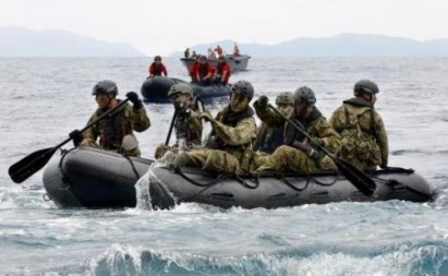 1.300 binh si Nhat Ban tap tran bao ve dao xa hinh anh