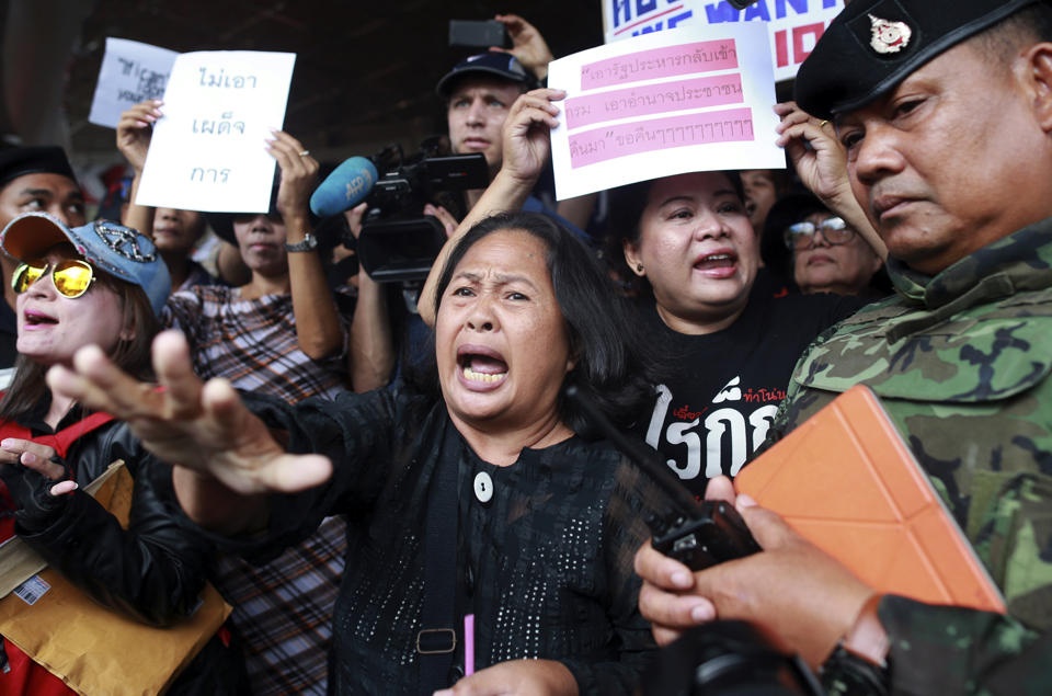 Họ lên kế hoạch tham gia cùng một nhóm biểu tình khác tại Tượng đài Chiến thắng lúc 17 giờ (giờ địa phương. Tuy nhiên, họ đã chạm trán với 