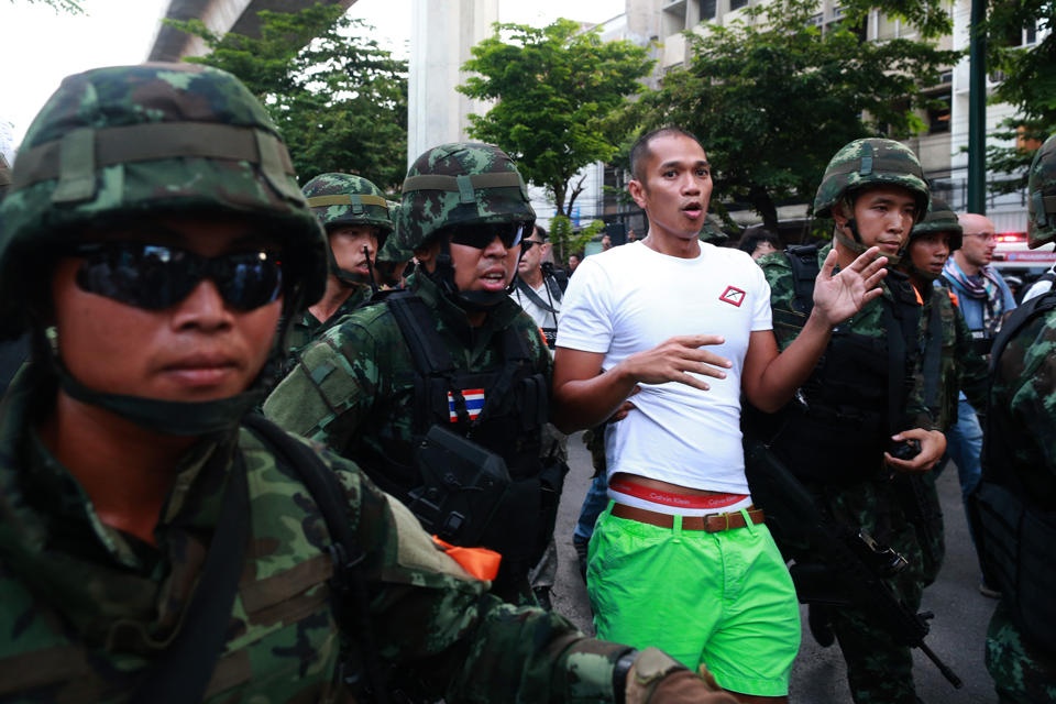 Trong ngày hôm nay, quân đội triệu tập tổng biên tập của 18 tờ báo tiếng Thái và tiếng Anh hàng đầu ở Thái Lan tới Câu lạc bộ Quân đội ở Bangkok để nghe chỉ thị về phương pháp đưa tin.  Ngoài ra, quân đội còn ra lệnh cho hàng chục nhà hoạt động, học giả và phóng viên có tiếng nói tới trình diện nhằm vô hiệu hóa những lời phê bình và nguy cơ bị dư luận phản đối về cuộc đảo chính.