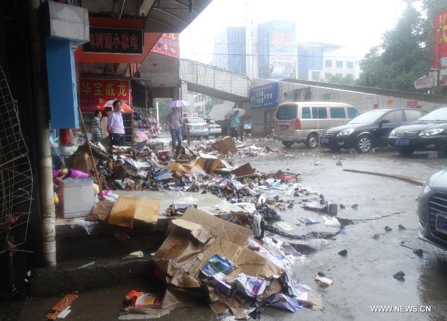 Hàng hóa hư hại vì mưa tại huyện Thiệu Đông, tỉnh Hồ Nam hôm 23/5.